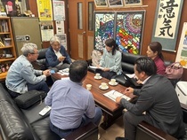 アドバイザーがアドバイスを行っている写真