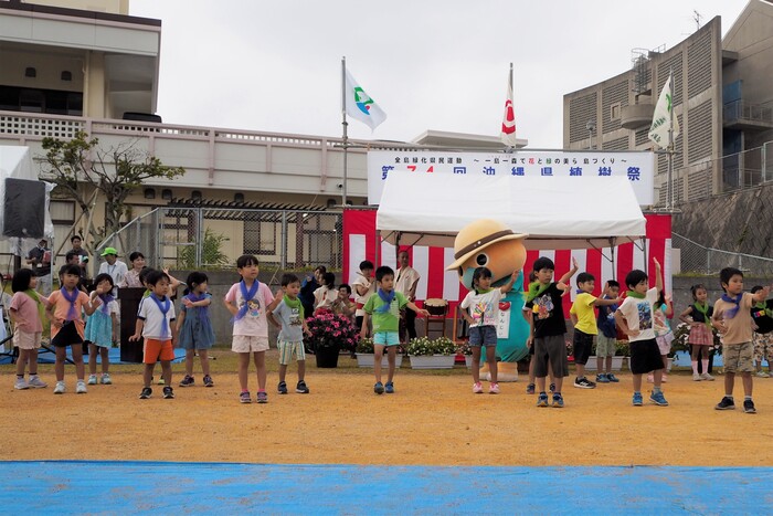大里こども園の園児による余興