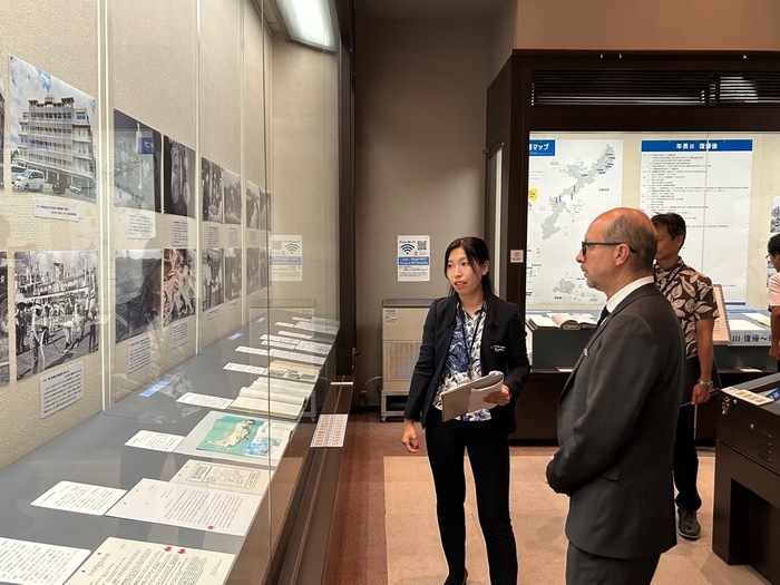 オレリャーナ氏　沖縄県立公文書館を視察