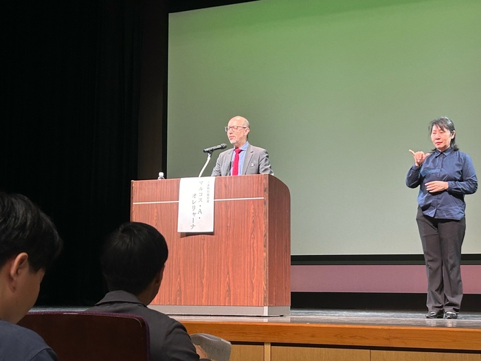 シンポジウム（オレリャーナ氏）