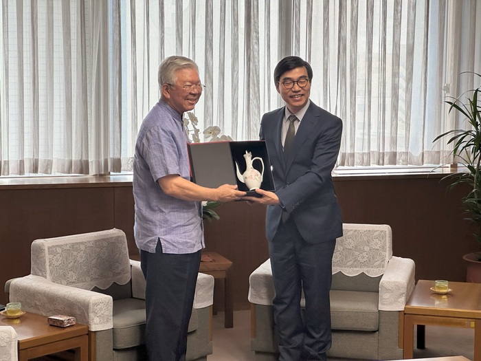 中国駐日本国大使館首席公使の大城副知事表敬