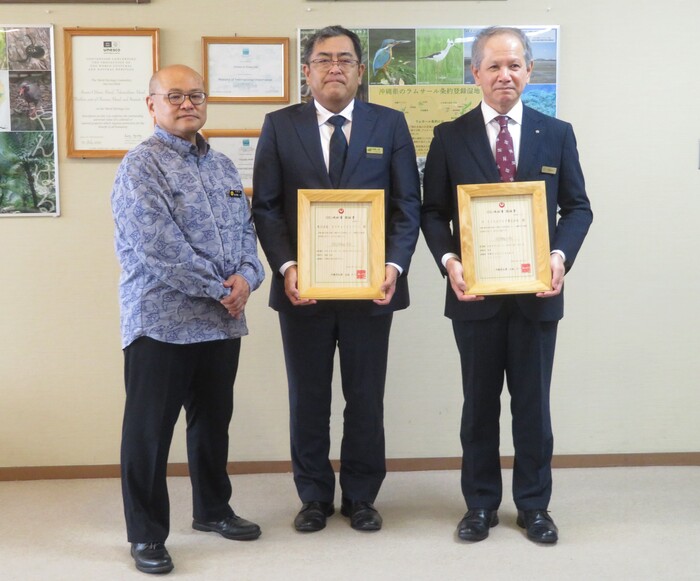 (左から県環境部長:多良間 一弘、株式会社カヌチャベイリゾート総支配人:瑞慶山 勇一、ザ・テラスホテルズ株式会社ザ・ナハテラス支配人:仲里 太)