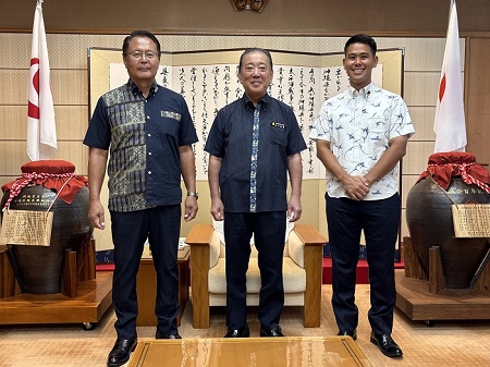 中川議長と座波一議員、高屋優議員