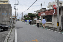 字宜野湾郷友会事務所前の道路の画像