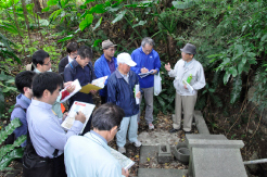 字宜野湾郷友会の皆様から当時の説明を受ける様子の画像